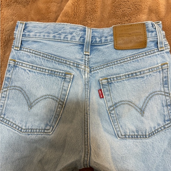 Levis Wedgie Straight Jeanss - Picture 4 of 9